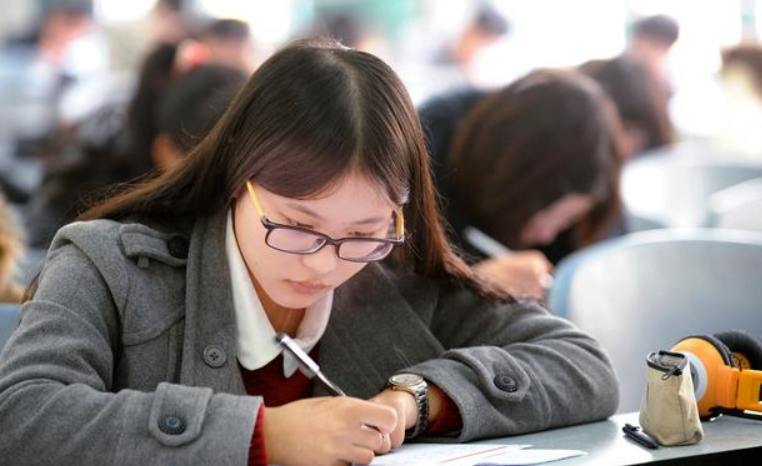 高中数学老师做高考卷子，成绩能达到145分吗？老师：不要闹了