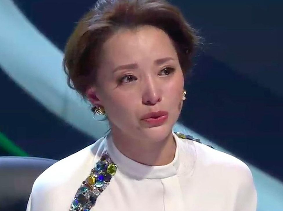 “央视一姐”董卿：连续主持13届春晚，却因赴美生子惨遭网友痛骂