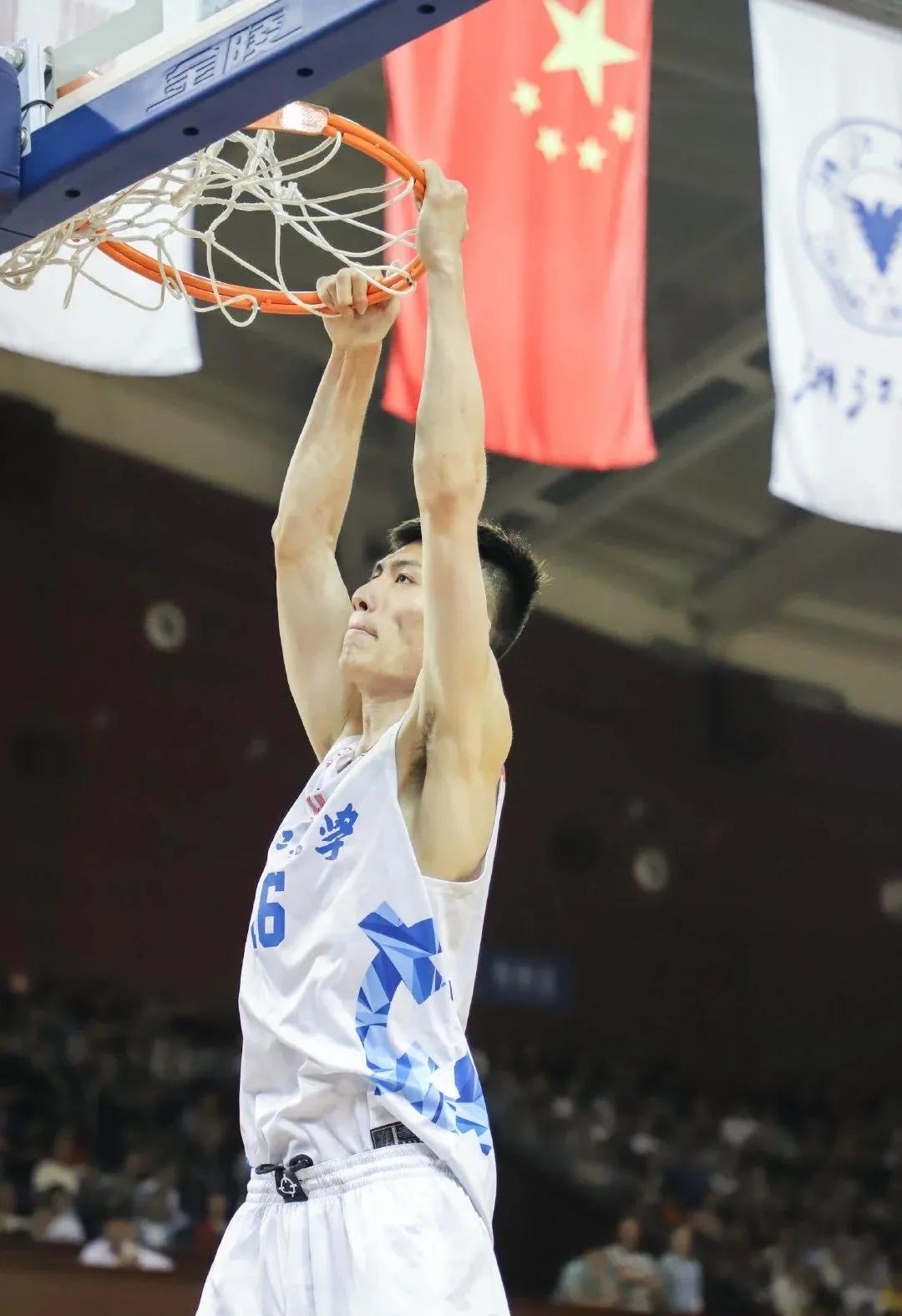 曹松,浙江内线,210身高的他曾在cuba赛场多次上演暴扣,还曾送朱松玮