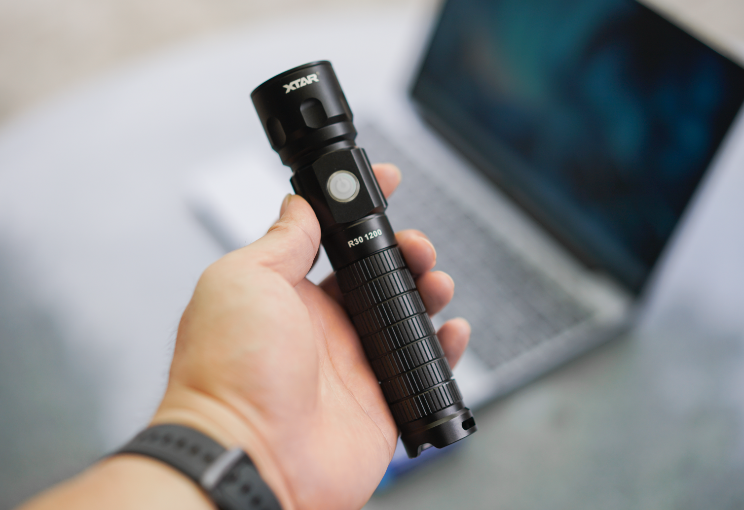 個頭大、亮度夠、續航長，還能變身充電寶！XTAR R30手電筒體驗