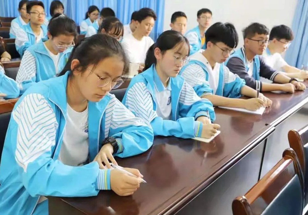 高中限制复读已成定局，高考失利考生又该何去何从？多地做出回应