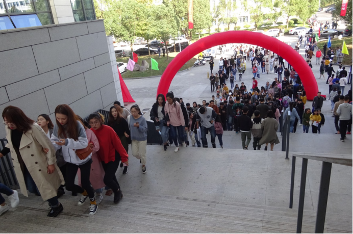 第七次人口普查，全国超2.18亿大学生，“学历不值钱”已成真？