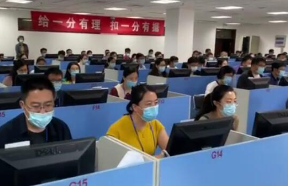 多省高考阅卷现场图片流出，高考分数是这样诞生的，考生：长见识