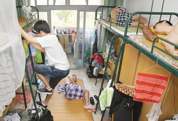 大一新生入学，宿舍床位选“上铺”还是“下铺”？提前了解别选错