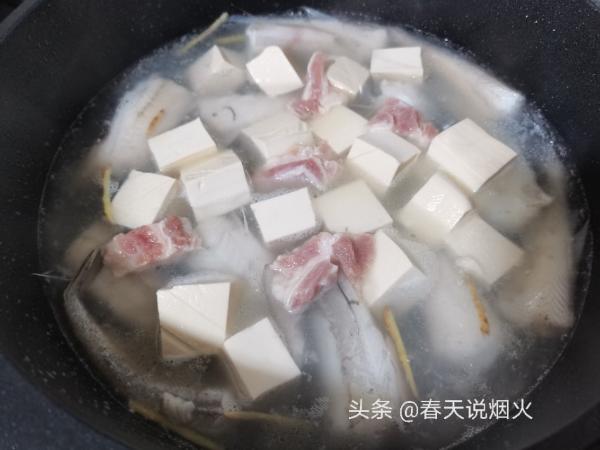 便宜的豆腐鱼，加豆腐炖，汤色奶白，鱼比豆腐嫩，能让你连喝2碗