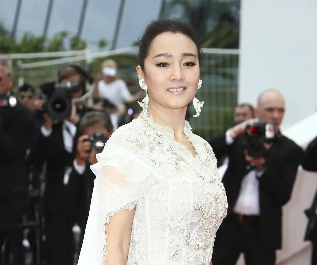10位戛纳红毯上的国内女星：有人手握作品艳压，有人蹭拍走光出丑