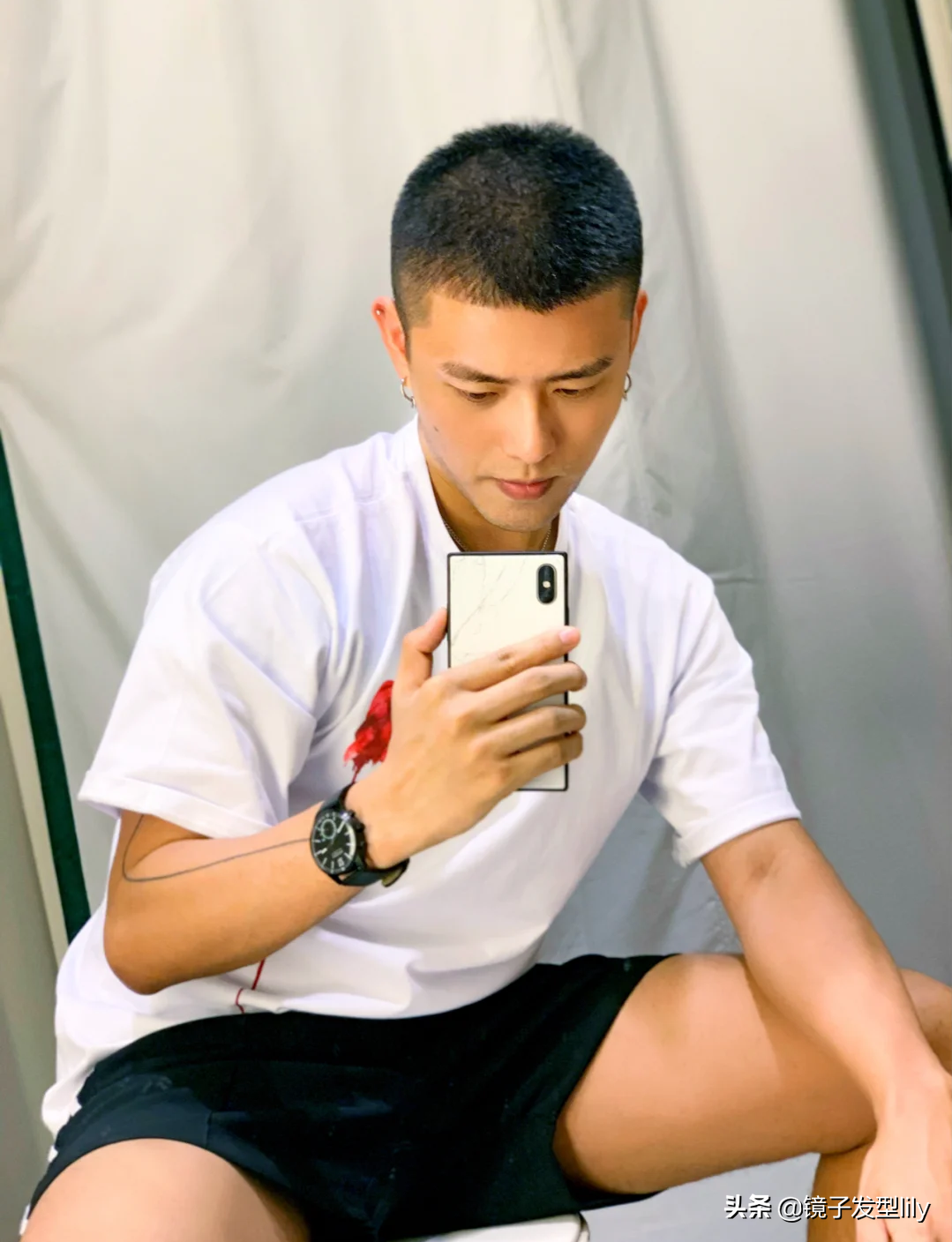 男士圆寸头是一种超短的男士发型,平时不用打理,但特别的考验颜值.