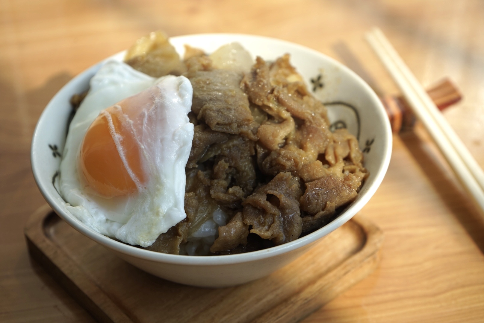 日本最流行的盖浇饭牛丼饭，在家里花十分钟，三个步骤就能搞定