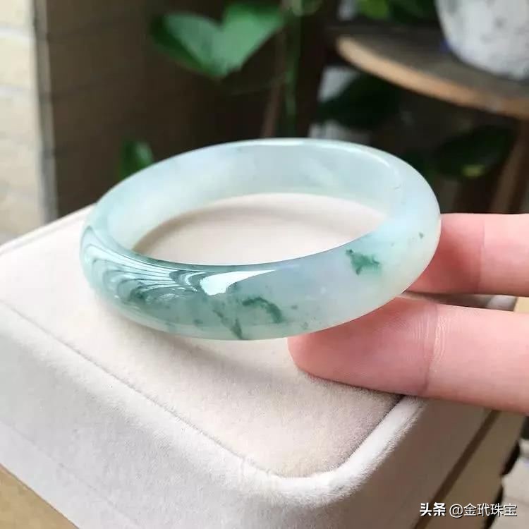玉手镯你是怎么戴的？玉镯不双戴或富贵戴双镯，哪一种才是对的？
