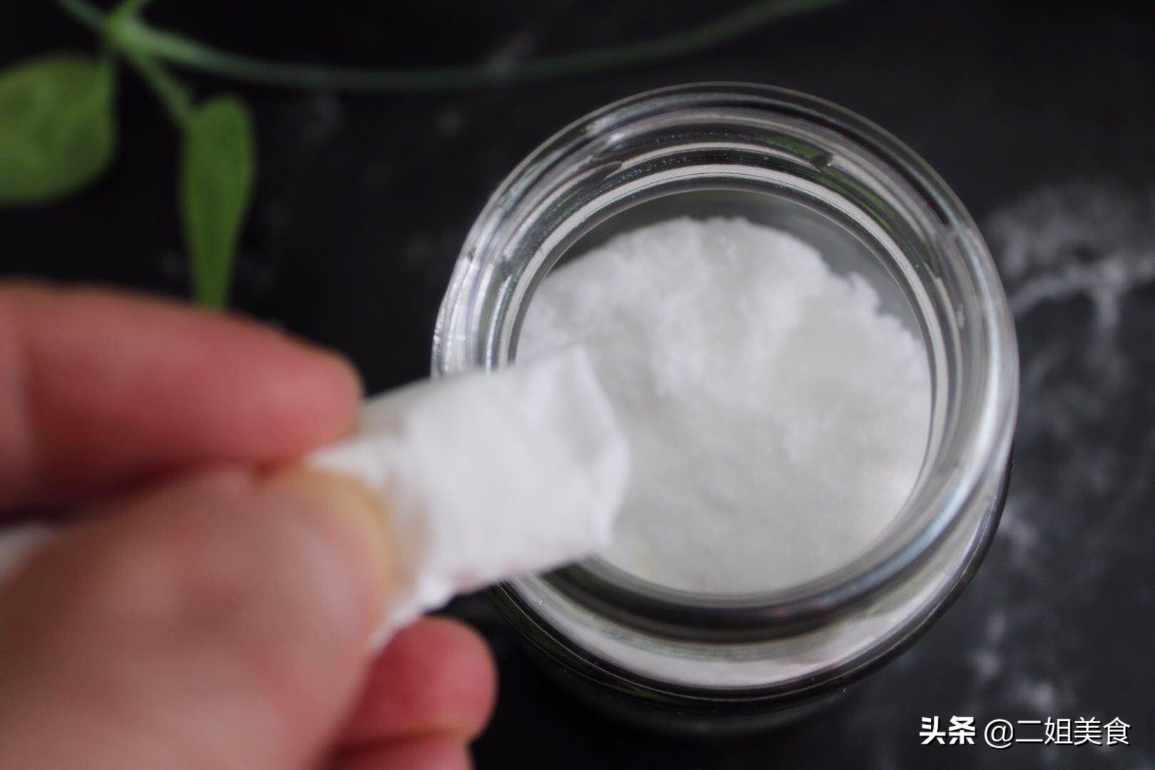 白糖容易结块，教您一招，轻松解决白糖结块问题，不怕白糖受潮了