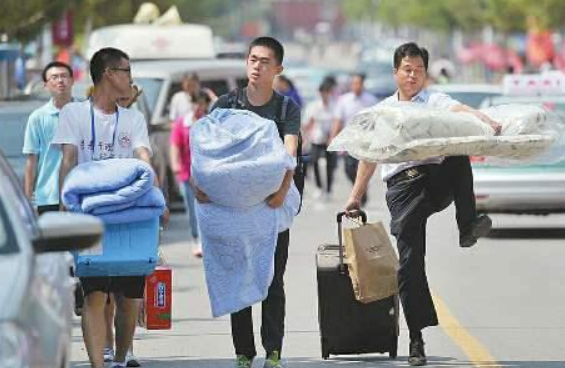 武汉一高校现“天价学费”，学生望“费”生畏，家长直呼承受不起