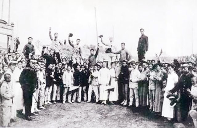 瞿秋白翻译《国际歌》，为何把最后一句，译为“英特纳雄耐尔”？