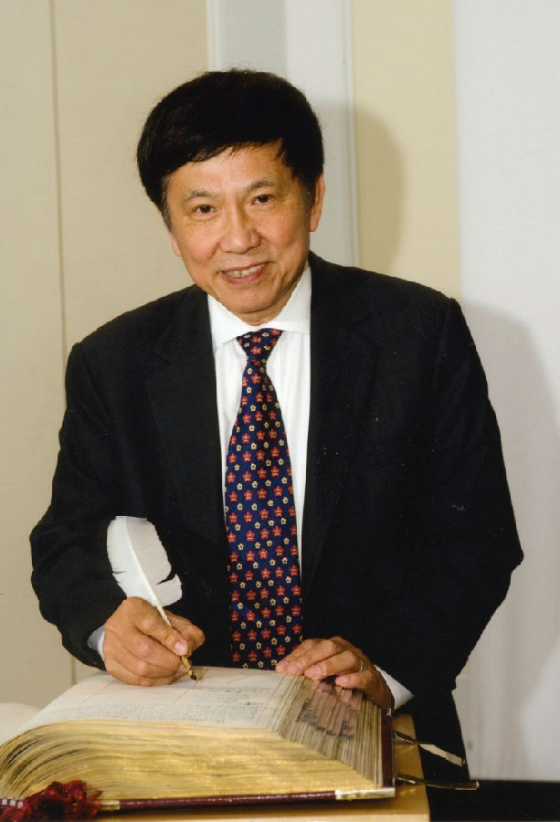 南非数千人掘地三尺挖钻石，中国未来可能当成玻璃卖