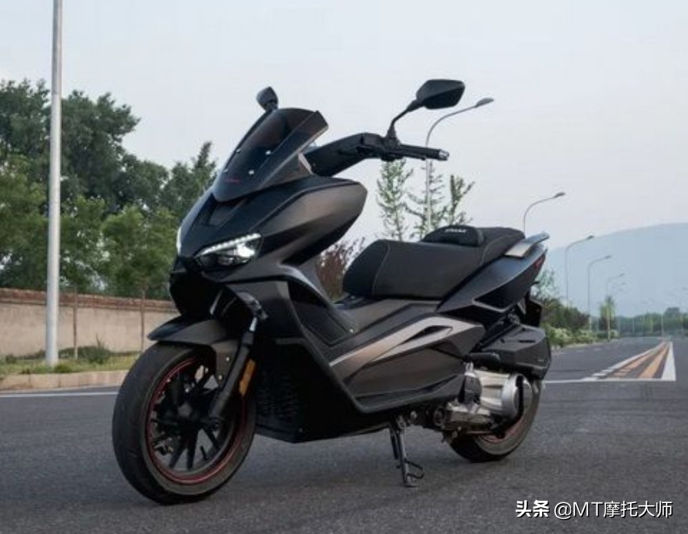 百公里加速9秒！解析龙嘉VMAXie 300：纯正进口动力，售价2万多