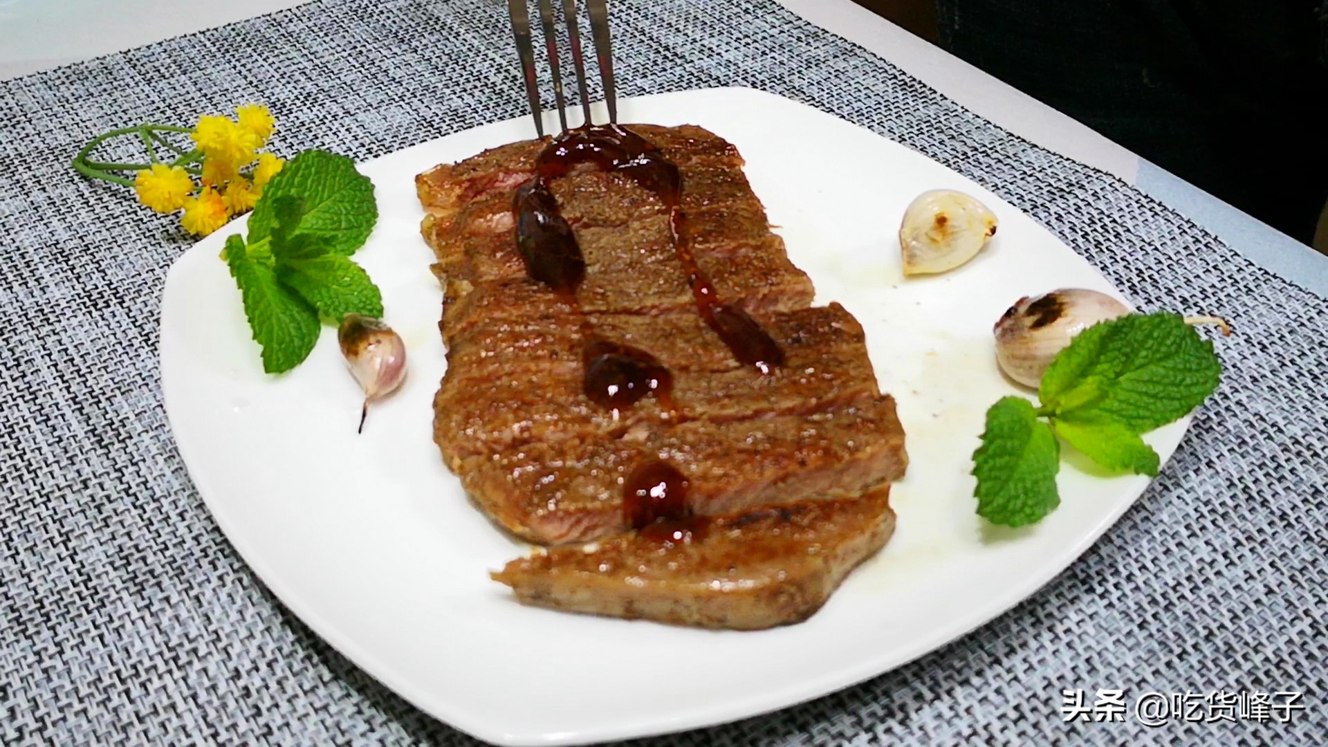 煎牛排时,最忌直接下锅煎,多加2步,牛排又香又嫩又多汁