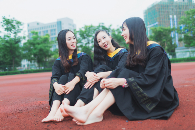 安徽多所高校现“天价学费”，文科生直言很无奈，家长表示压力大