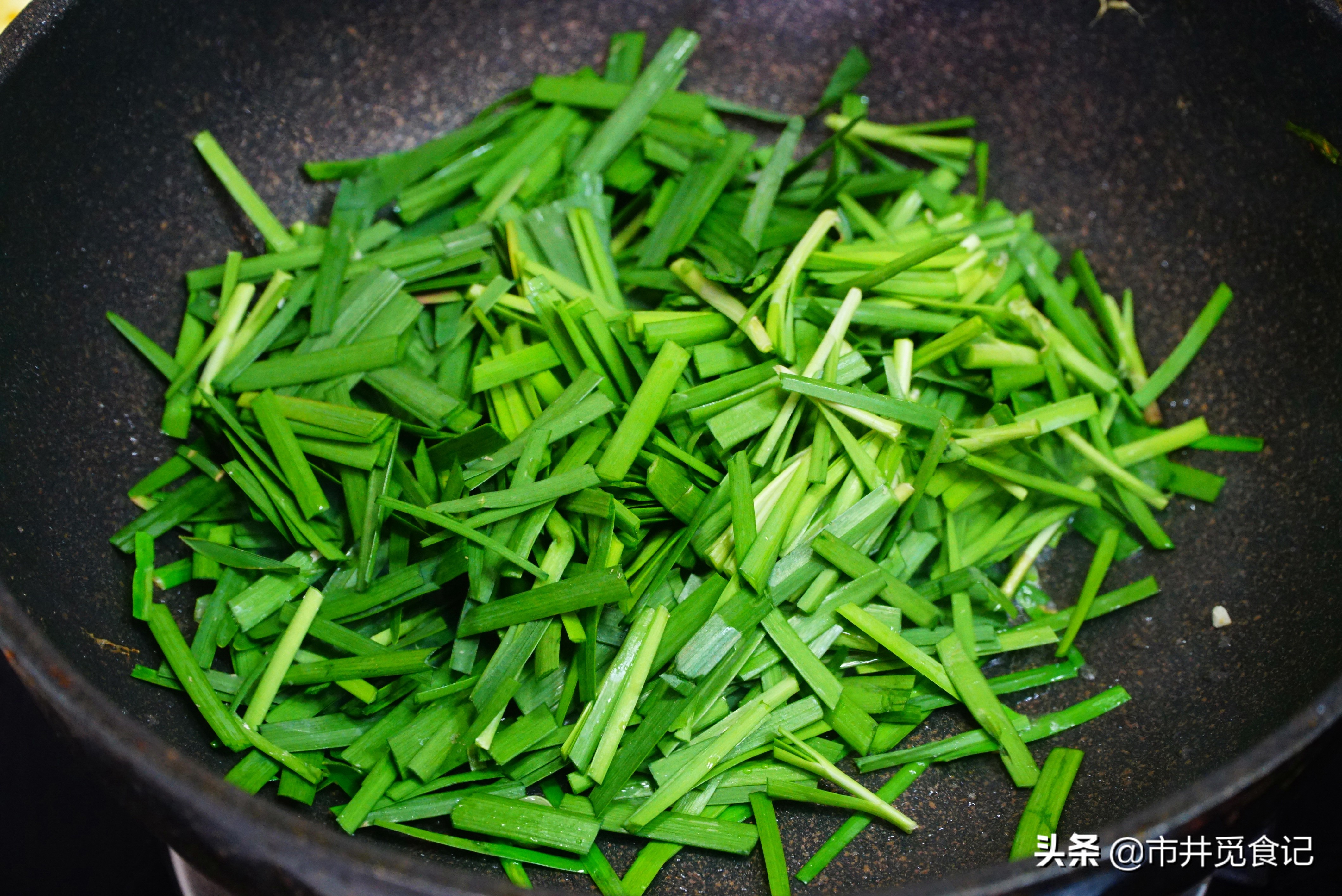 韭菜炒鸡蛋，到底先炒谁才对，顺序老弄错，难怪韭菜发黑鸡蛋不香