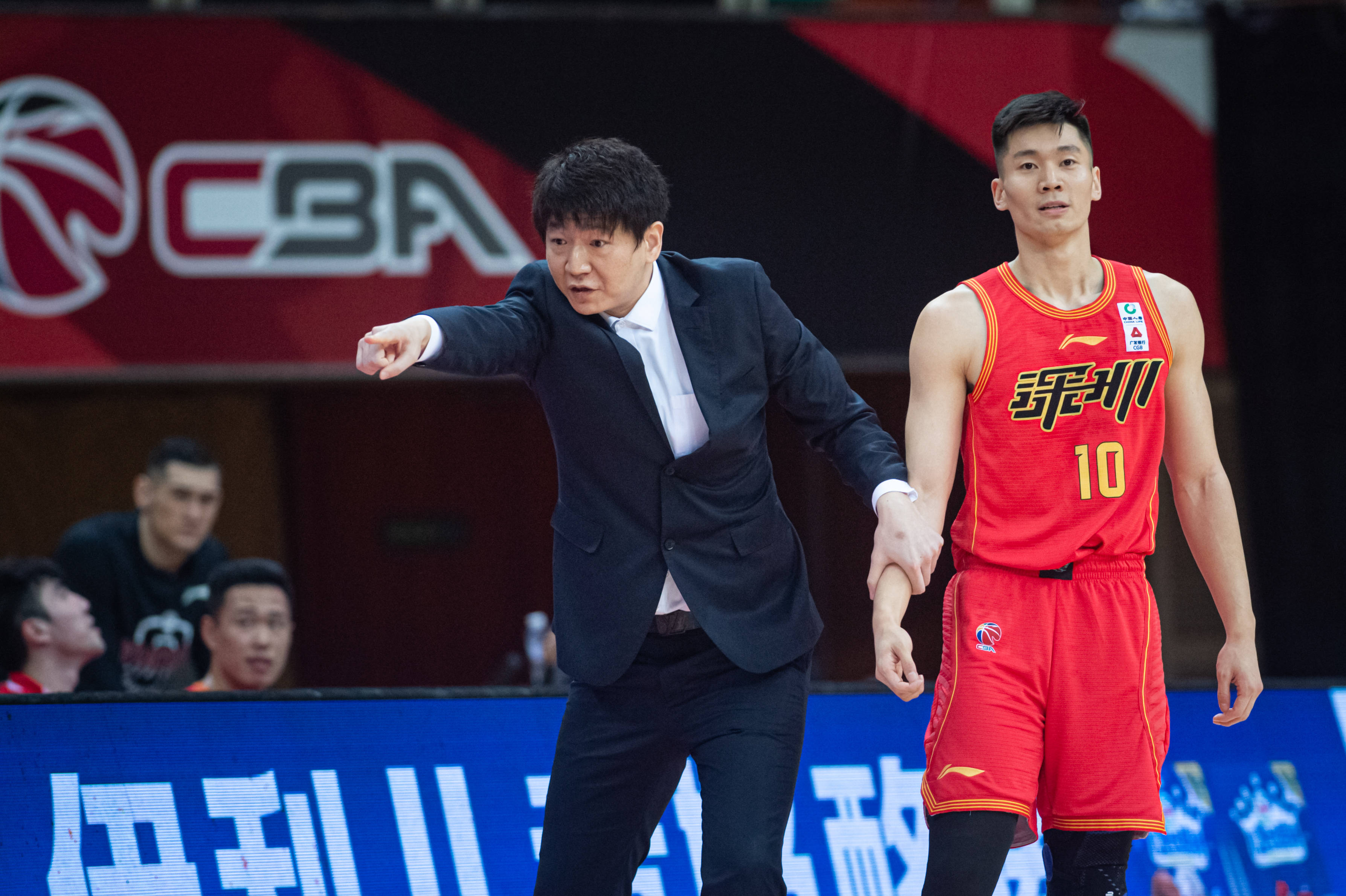 为什么nba教练不骂人(CBA教练高压好OR儒帅好 深圳主帅：不骂人不代表不严)