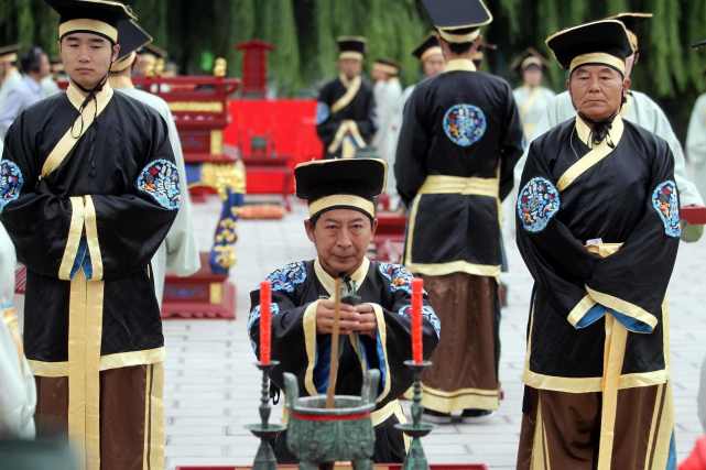 春秋战国稷下学宫，柏拉图阿加德米学园，有哪些异同？不同人才观