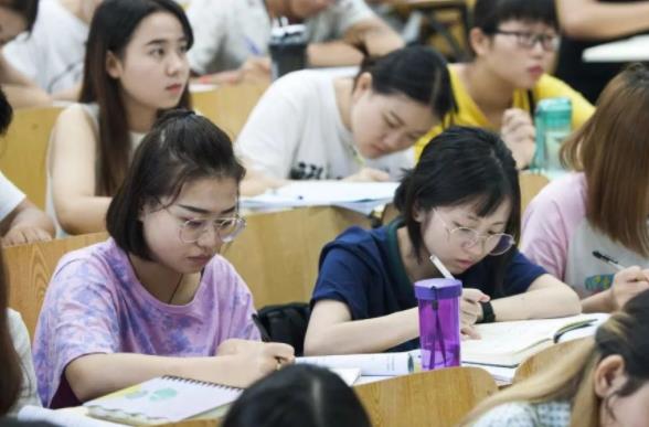 专科生迎来好消息，2022年或免试就读全日制本科，学生半喜半忧