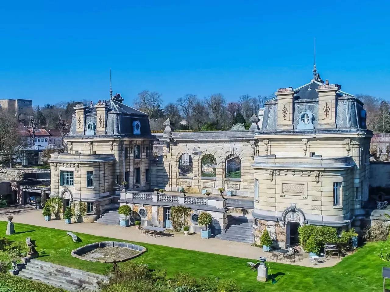 埃菲尔铁塔:巴黎城市地标,被法国人爱称为"铁娘子"