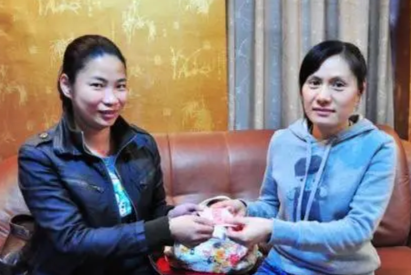 14岁辍学打工，刘丽靠洗脚供百位贫困生，2010年感动中国后如何了