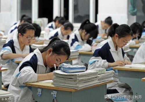 高考442分被985大学录取，父母大摆宴席，却被班主任老师“打”醒