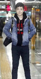 从普通人一跃成为当红流量小生，肖战的成功离不开她的支持，祝福