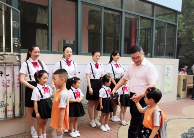母亲去孩子幼儿园当保育员，以为能兼顾工作和家庭，没多久后悔了