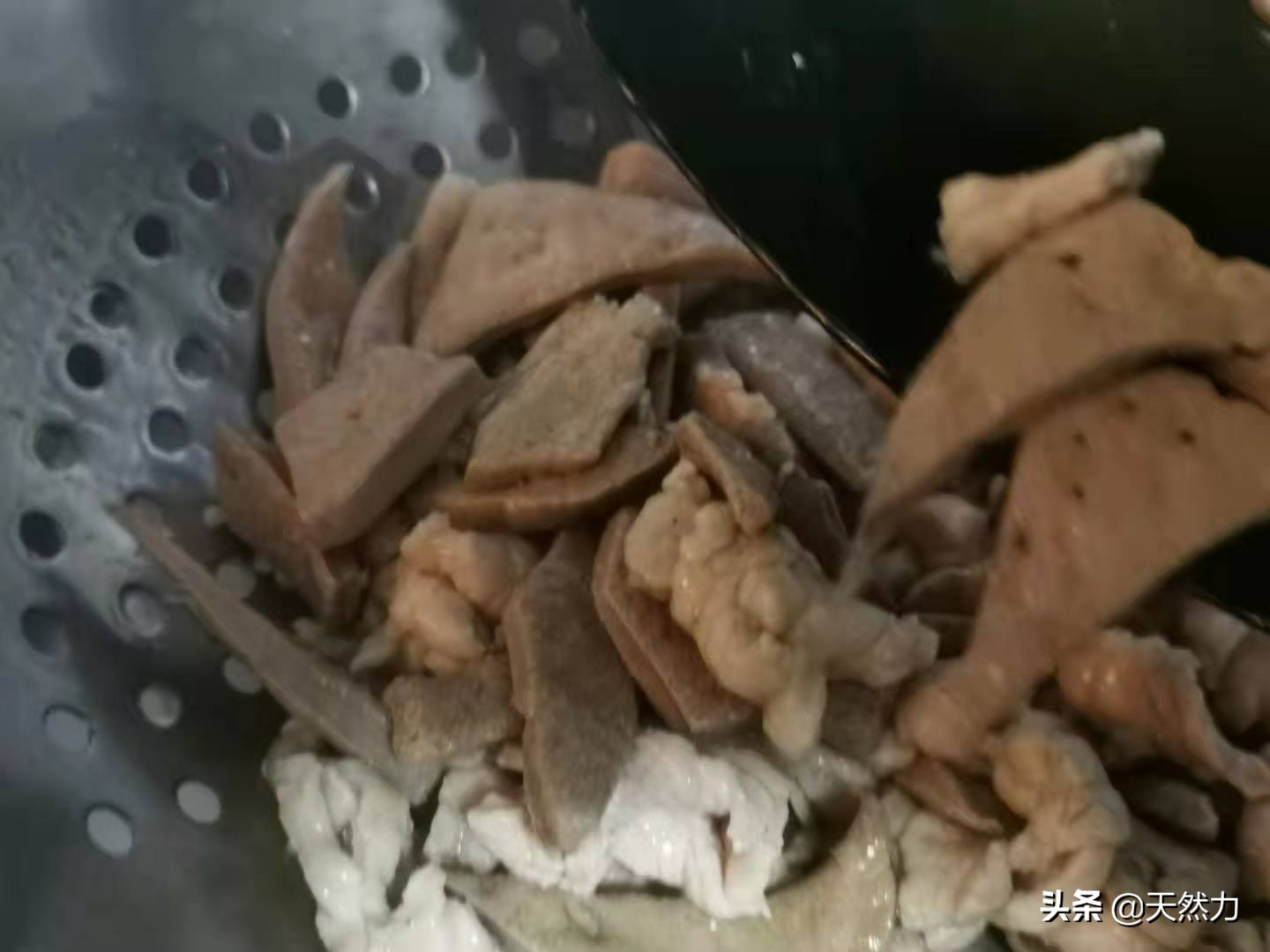 猪肝汤怎么做才好喝？掌握正确的方法，汤体清澈，猪肝滑嫩无腥味