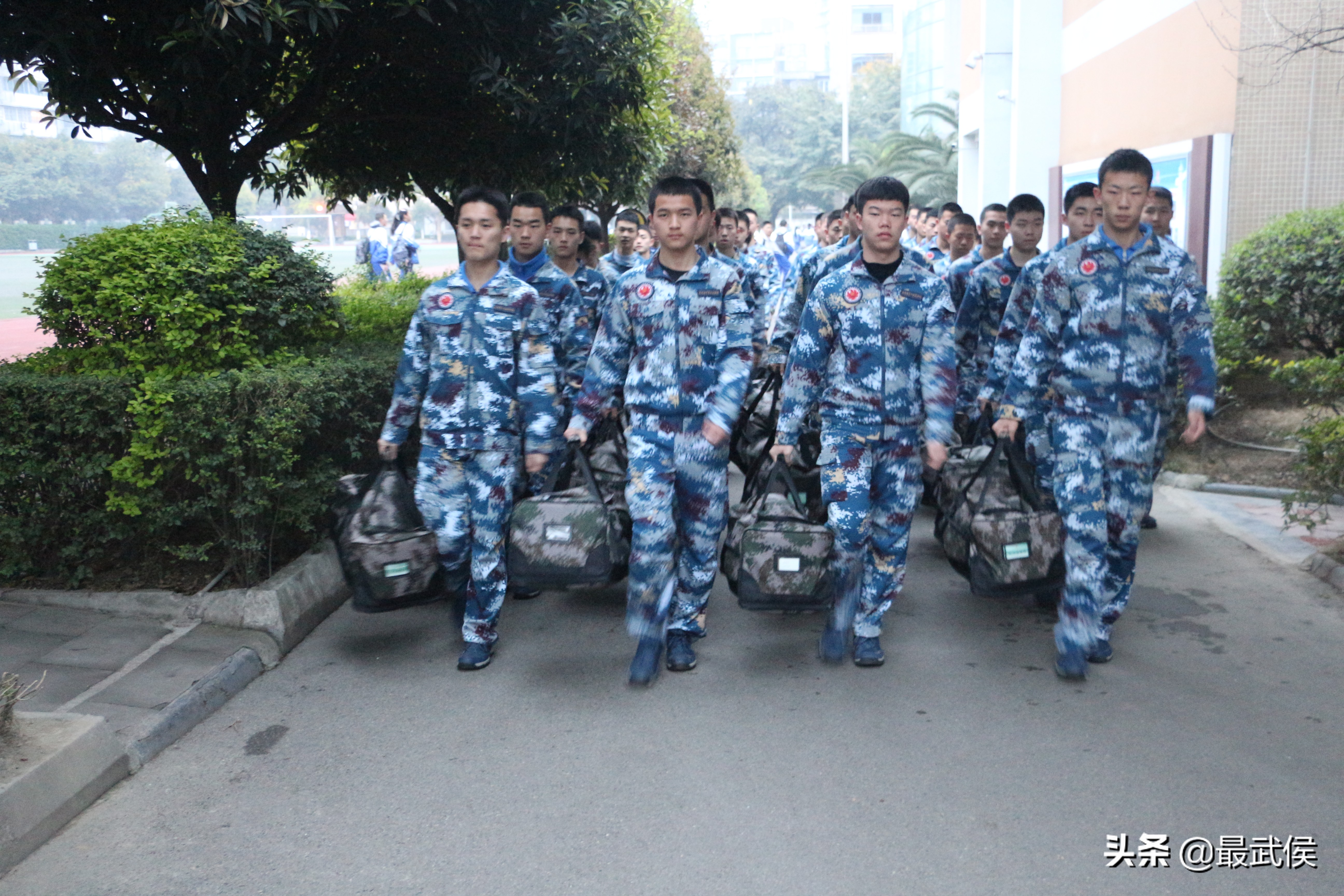 什么是“双学籍”飞行员？这所学校4年7人入选，清华北大任选！