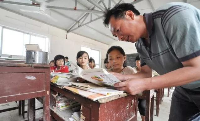 民办教师，当年农村教育的功臣，生活补贴和待遇还能继续提高吗？