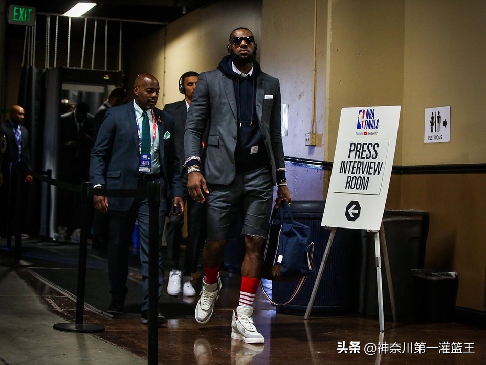 nba球员为什么要穿衣服(曾遭到邓肯等多名巨星的反对，为何大卫斯特恩还要实施着装令？)