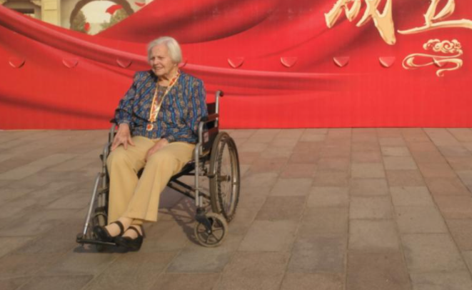 美国姑娘在华执教70年，周总理特批绿卡，家里五星红旗谁都不让碰