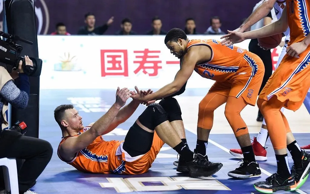 莫泰尤纳斯为什么不打cba了(官宣！莫泰尤纳斯离开CBA！今年2月曾拒绝NBA合同)