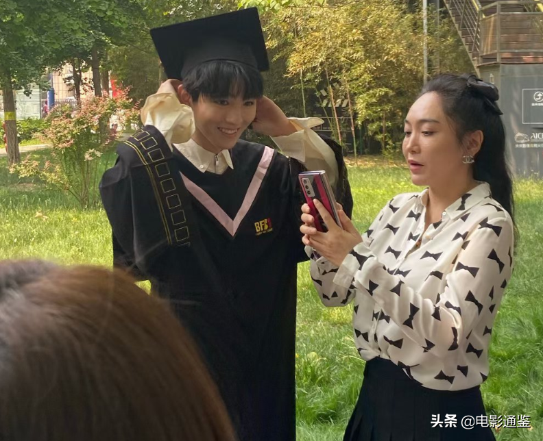周也关晓彤拍毕业照，我却关注校友小凯，路人视角下的模样亮了