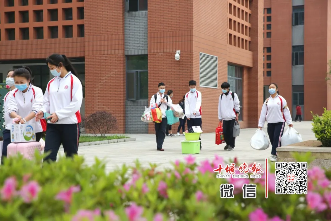 今天开学！刚刚在十堰这些学校拍下，这一幕等了太久