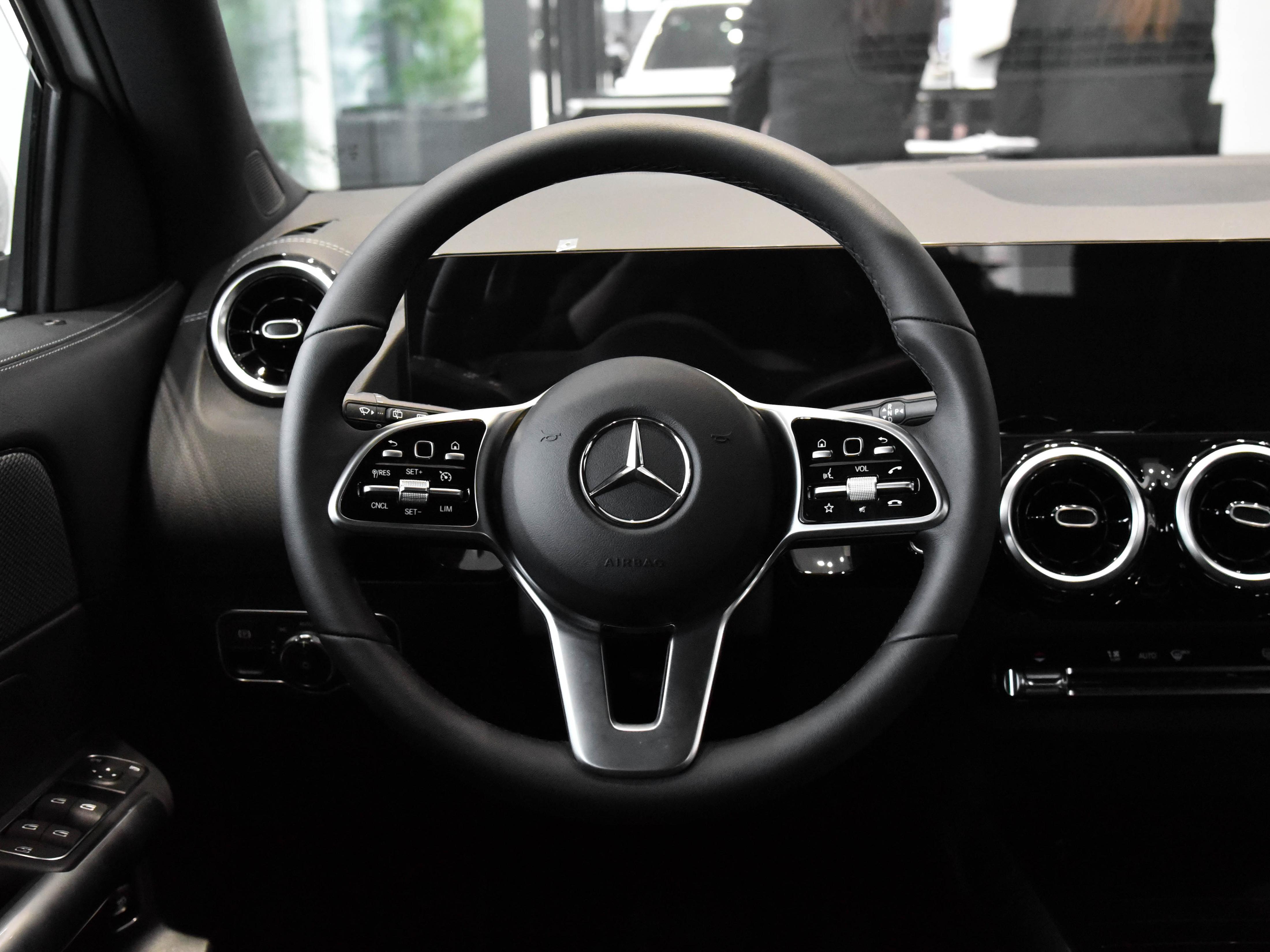 气势更像suv,30万价格内饰好看油耗又低,实拍奔驰gla