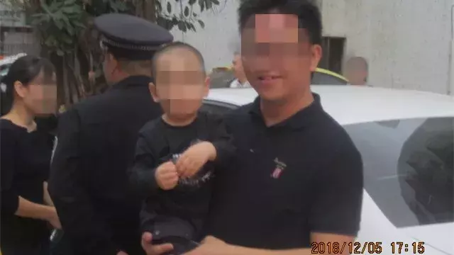 珠海女司机开奥迪外出,竟把钥匙递给一岁婴儿,全锁在车内!