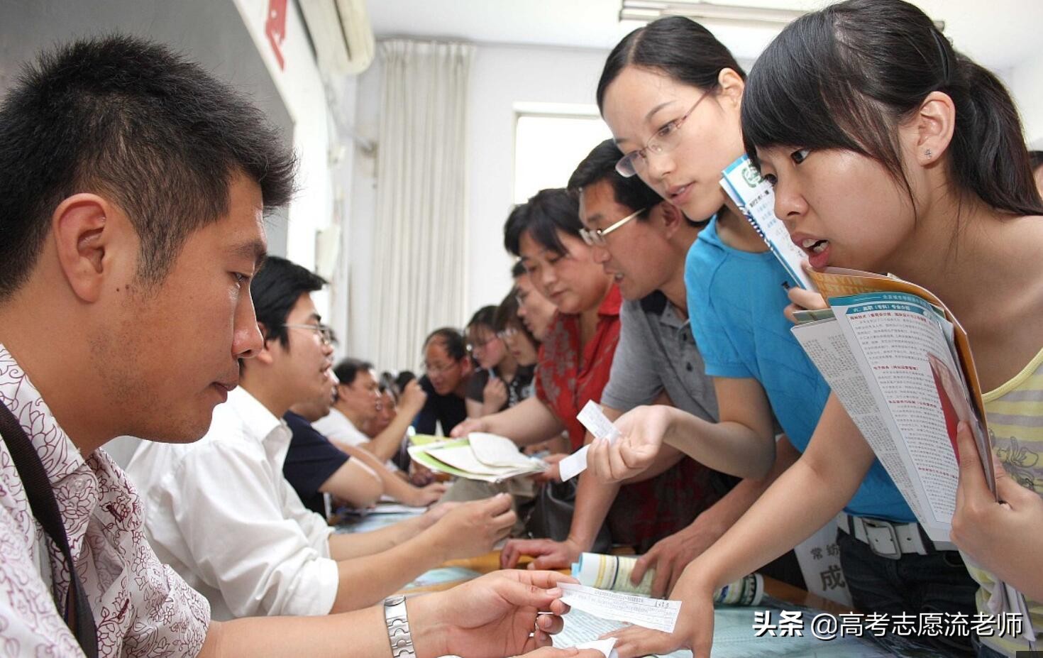 高考志愿报考，如何确定自己能不能报一本大学？了解省控线很重要