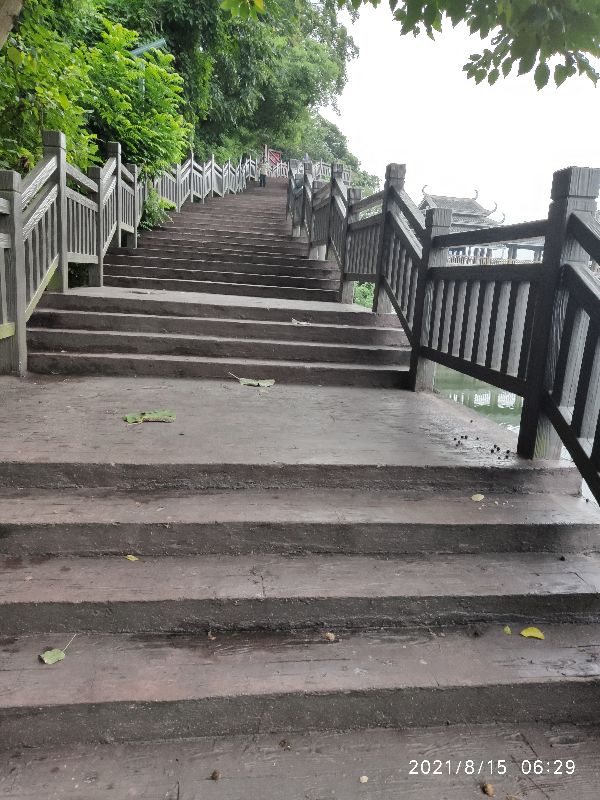 老人莫去风雨桥，平坦大道更牢靠