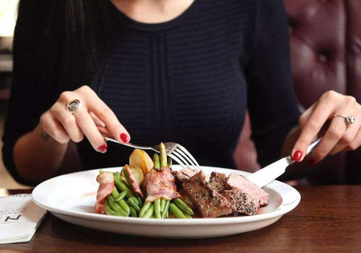 一个人去西餐厅吃牛排,刀叉应该怎么摆才不会被收走?