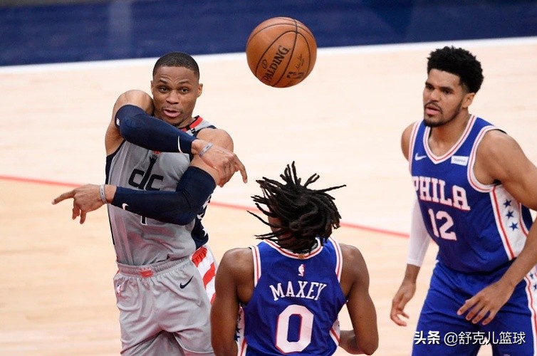 nba球员告收入组成有哪些(揭秘NBA球员薪资是如何发放的，打卡还是给现金，不够花怎么办？)