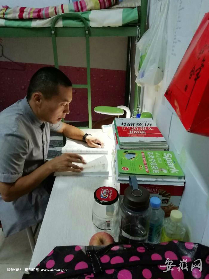 励志！合肥一保安通过自考专本科28门考试 想考研后当律师