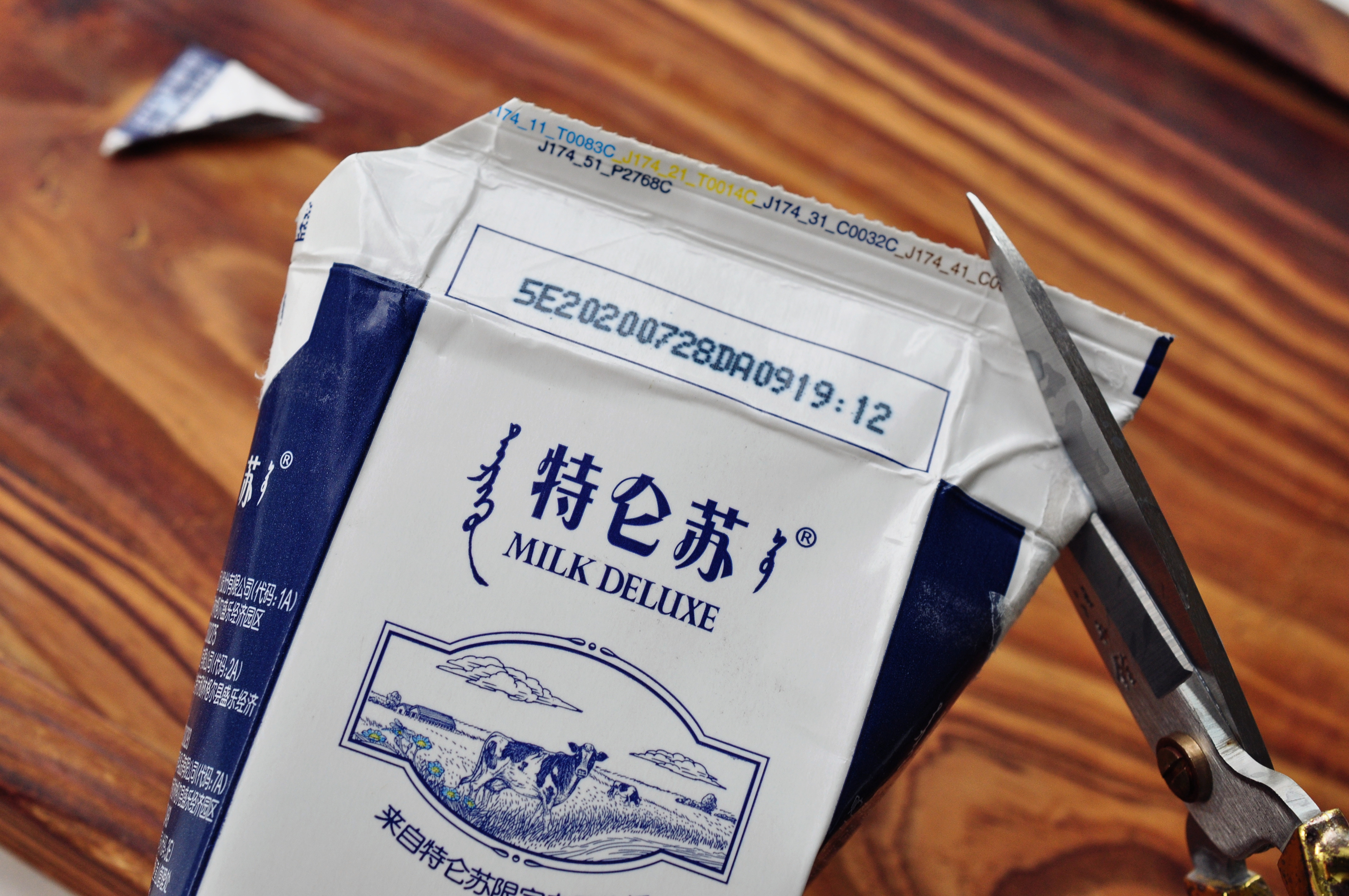 倒牛奶,不翻车,袋装盒装的都流畅不飞溅,一滴不剩又干净