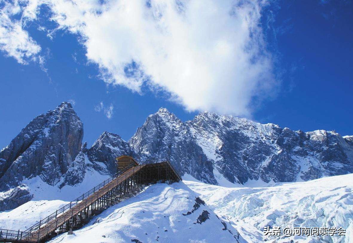 "西南多美峰,玉龙雪山立;海拔五千六,形似玉娇龙.