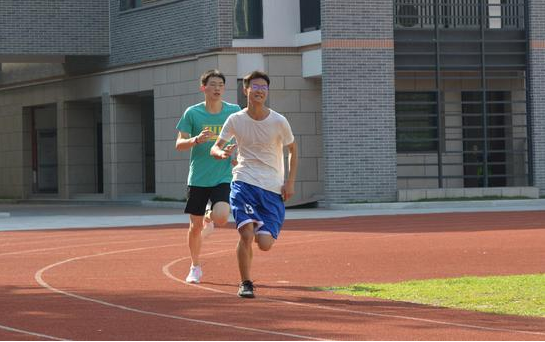 教育部“传来消息”，体育学科或将纳入高考，学生和家长有苦难言