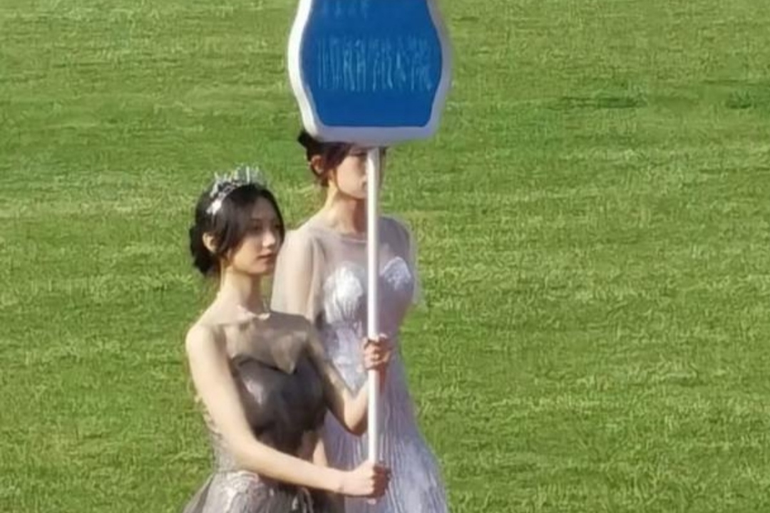 青岛大学运动会开幕式，举牌美女引来关注热议，网友齐呼要考青大