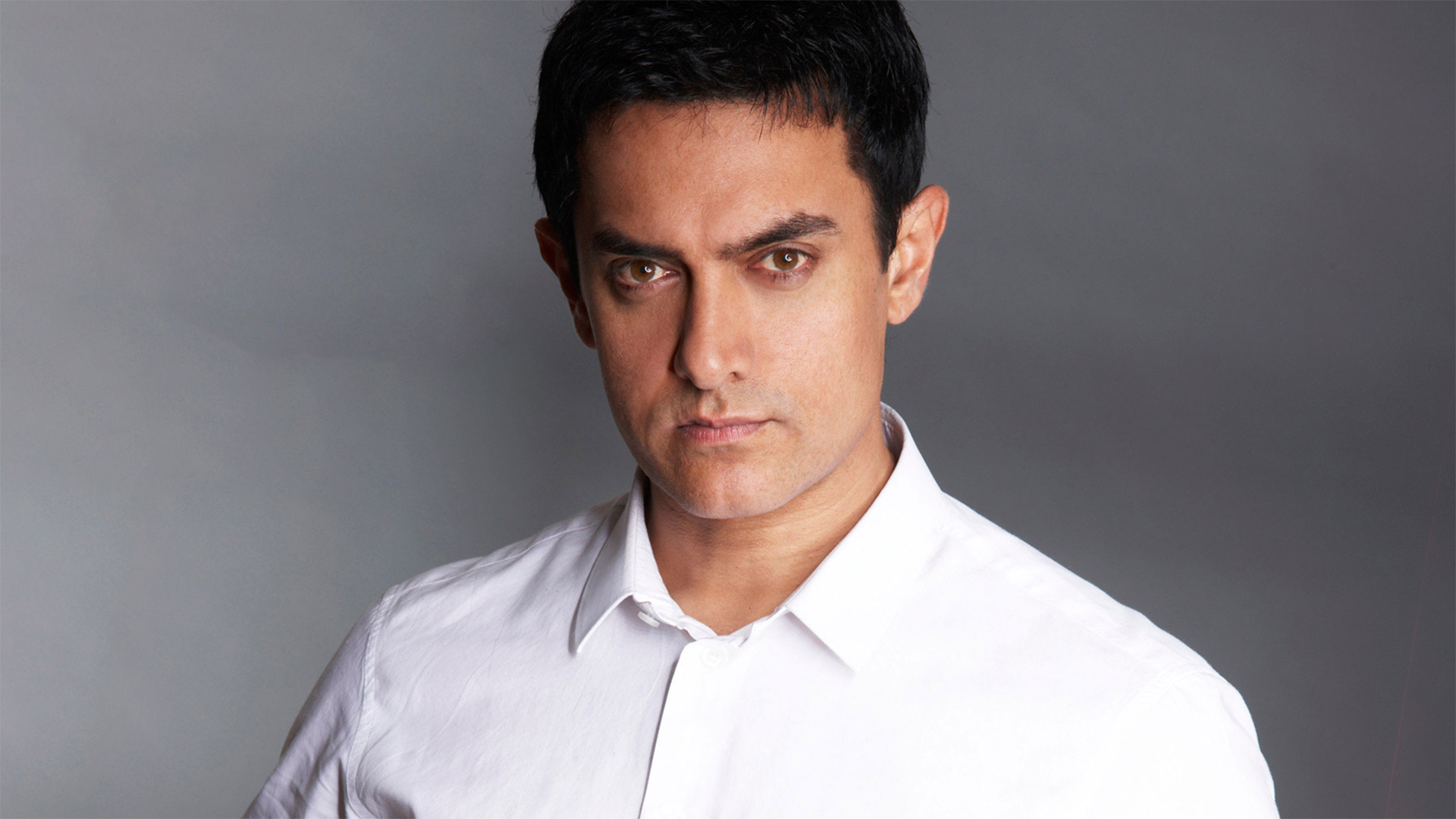 封面的编辑是这样写的——"他直面印度的社会弊病,打破了宝莱坞的固有