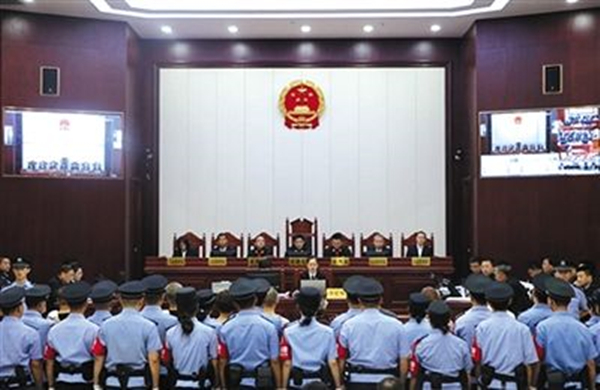 收养118名孤儿，她做了件让全中国人感动的事，背地里却是恶魔